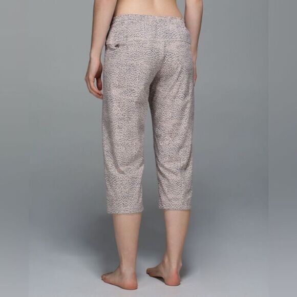 Lululemon Step Lively Crop Jogger Pant‎ Dottie Dash Grain Black 8 - Picture 2 of 9